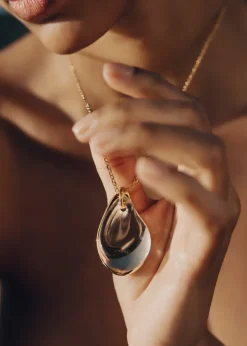 Polène Anhänger Naé< Halsketten